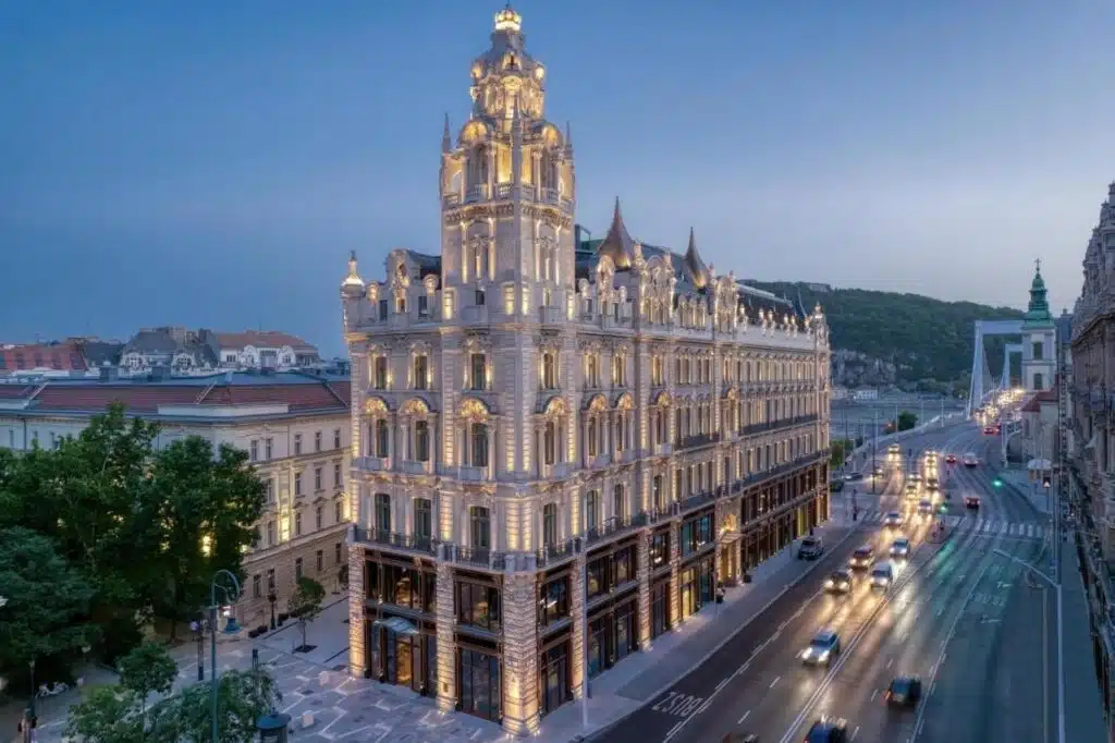 magnifique bâtiment historique parfaitement restauré du centre de Budapest abritant l'hôtel Matild Palace
