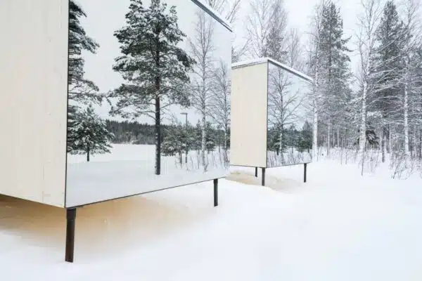 les lodges sur pilotis en hiver, la baie vitrée est sous forme de miroir