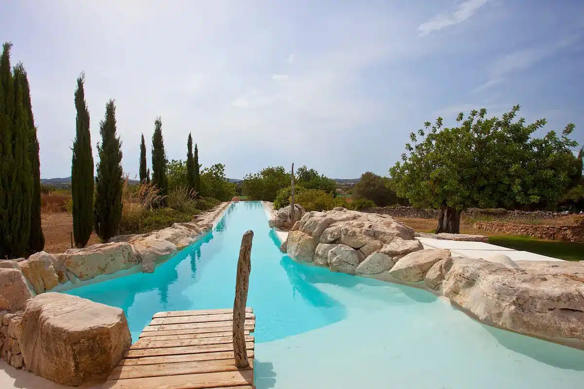Grande piscine idéale pour la nage dans une maison en location vacances à Majorque en Espagne