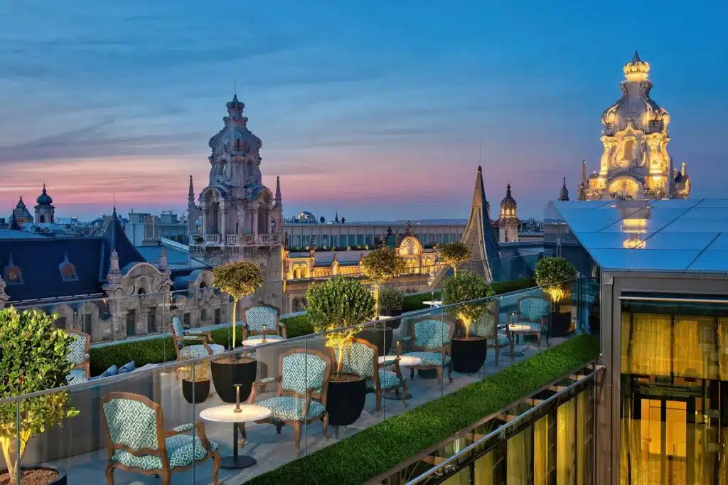 vue splendide sur Budapest depuis le bar de l'hôtel situé sur le toit terrasse au Matild Palace de Budapest