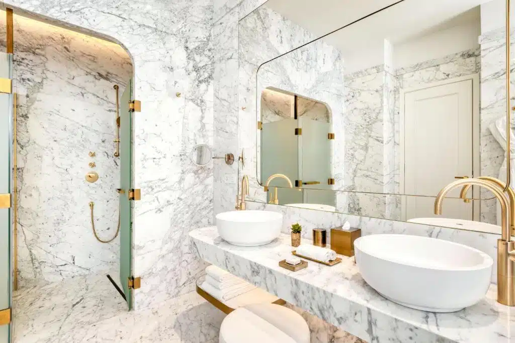 salle de bain tout en marbre