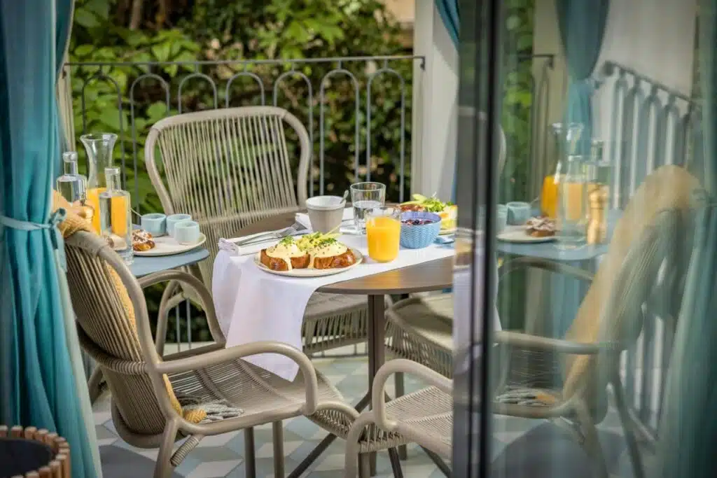 terrasse où il est possible de prendre le petit déjeuner les beaux jours