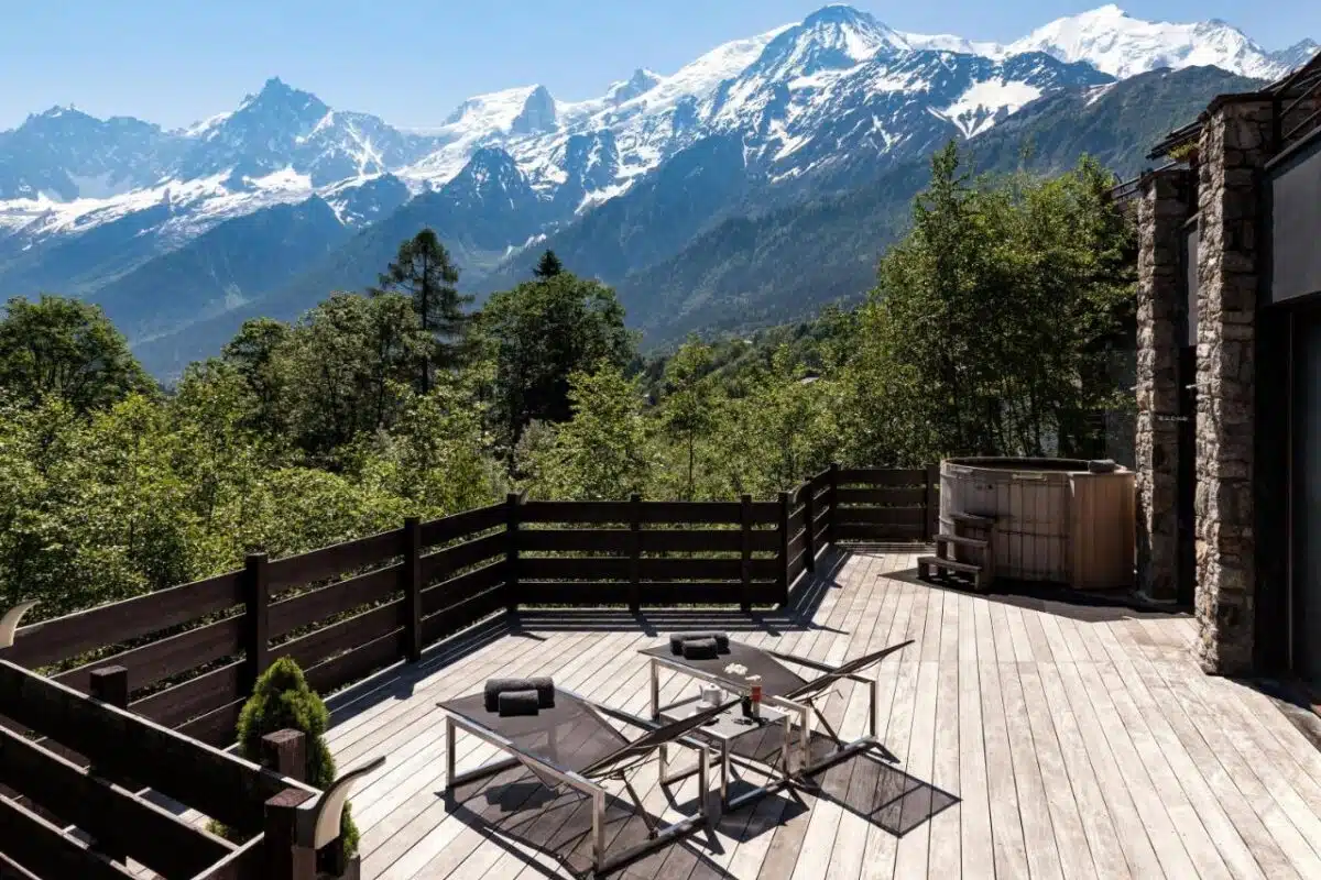 vue panoramique sur les montagnes depuis la terrasse du spa de la résidence hôtelière Les Granges d'en Haut dans la station Les Houches