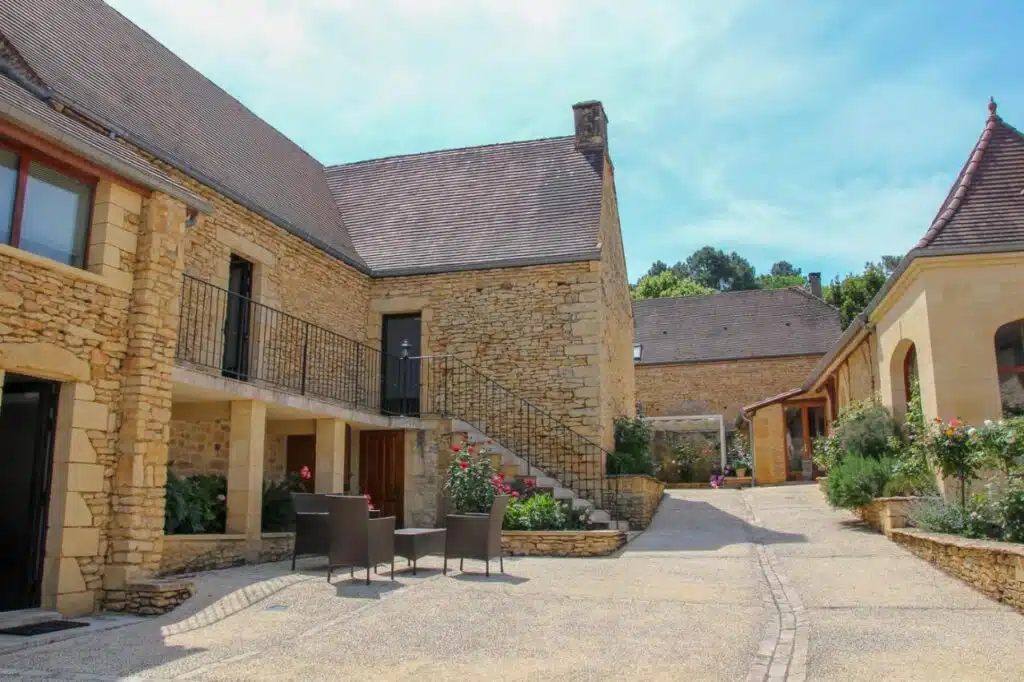 allée desservant les bâtiments de la maison d'hôtes