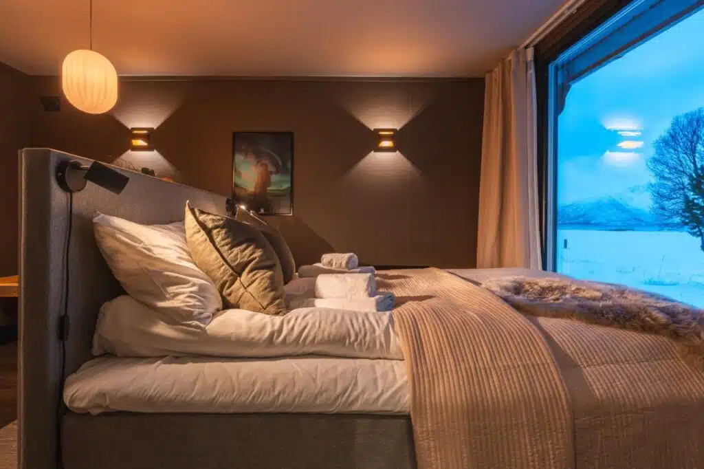 cabine à louer avec le lit face à la baie vitrée panoramique