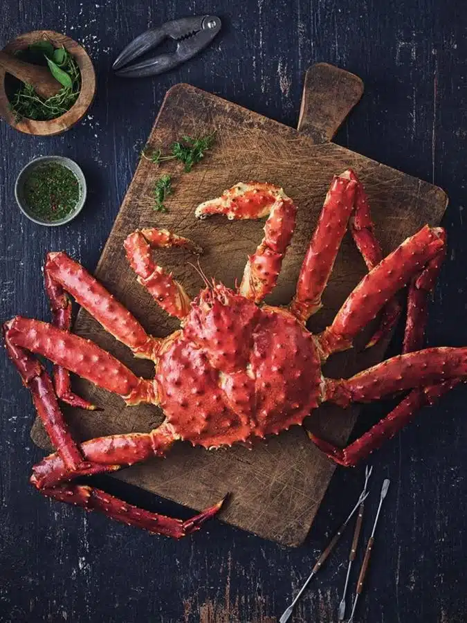 crabe prêt à être mangé en guise de dîner au Aera Nord Panorama Glass Lodge