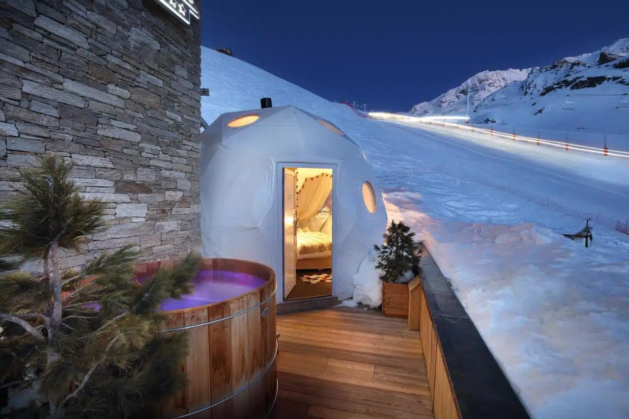 Logement atypique, un igloo-pod pour la nuit cosy et chaleureux sur les pistes de ski avec bain nordique privatif