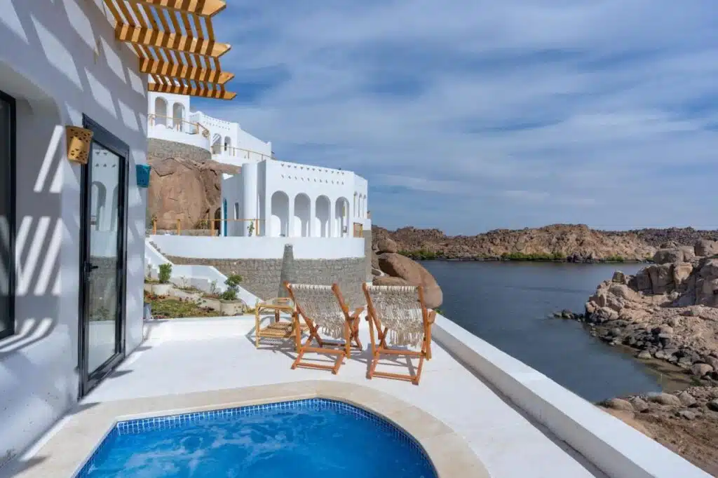 terrasse privée avec jacuzzi d'une des suites de l'hôtel Benben By Dhara Hotels