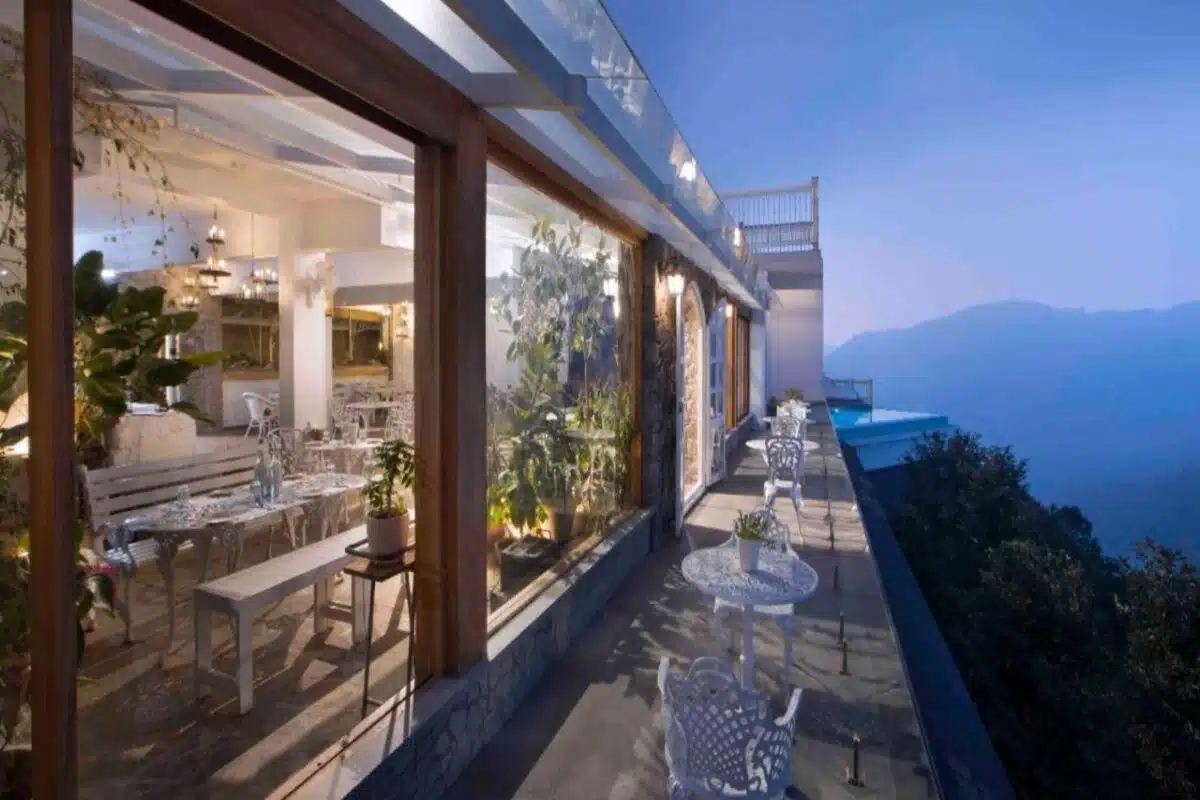 salle de restaurant de l'hôtel à l'ambiance romantique avec vue panoramique