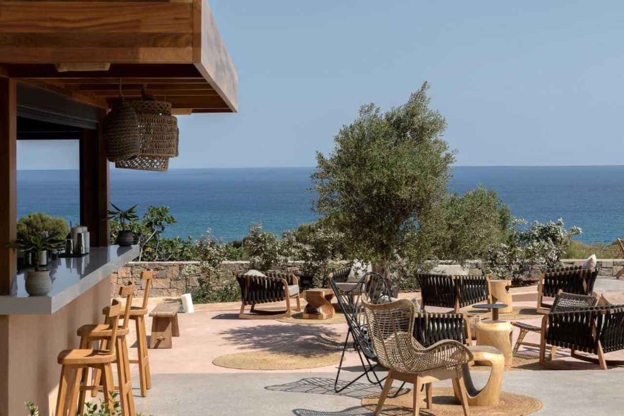 bar avec vue mer à l'hôtel The Nest Resort en Crète