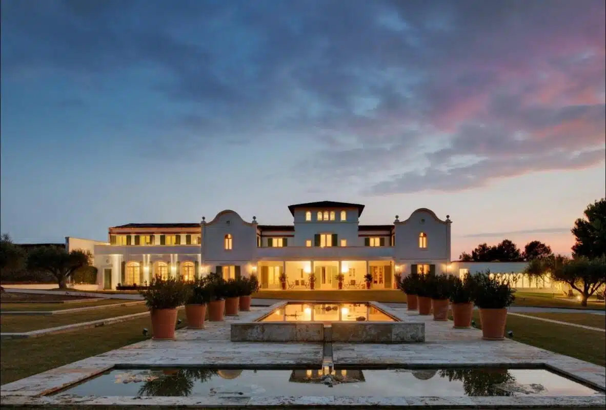 panorama de l'hôtel éclairé au coucher du soleil