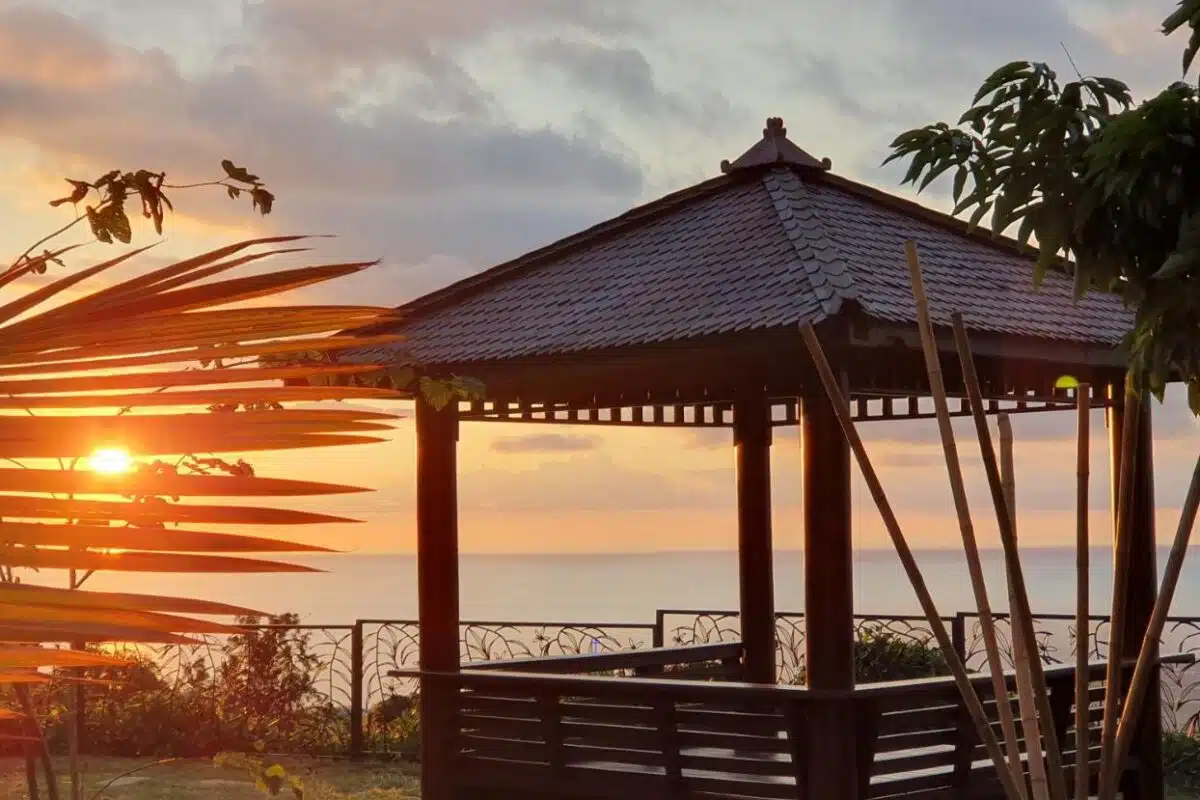 point de vue panoramique au coucher du soleil dans le jardin de la chambre d'hôtes Villa Manaaki à La Réunion