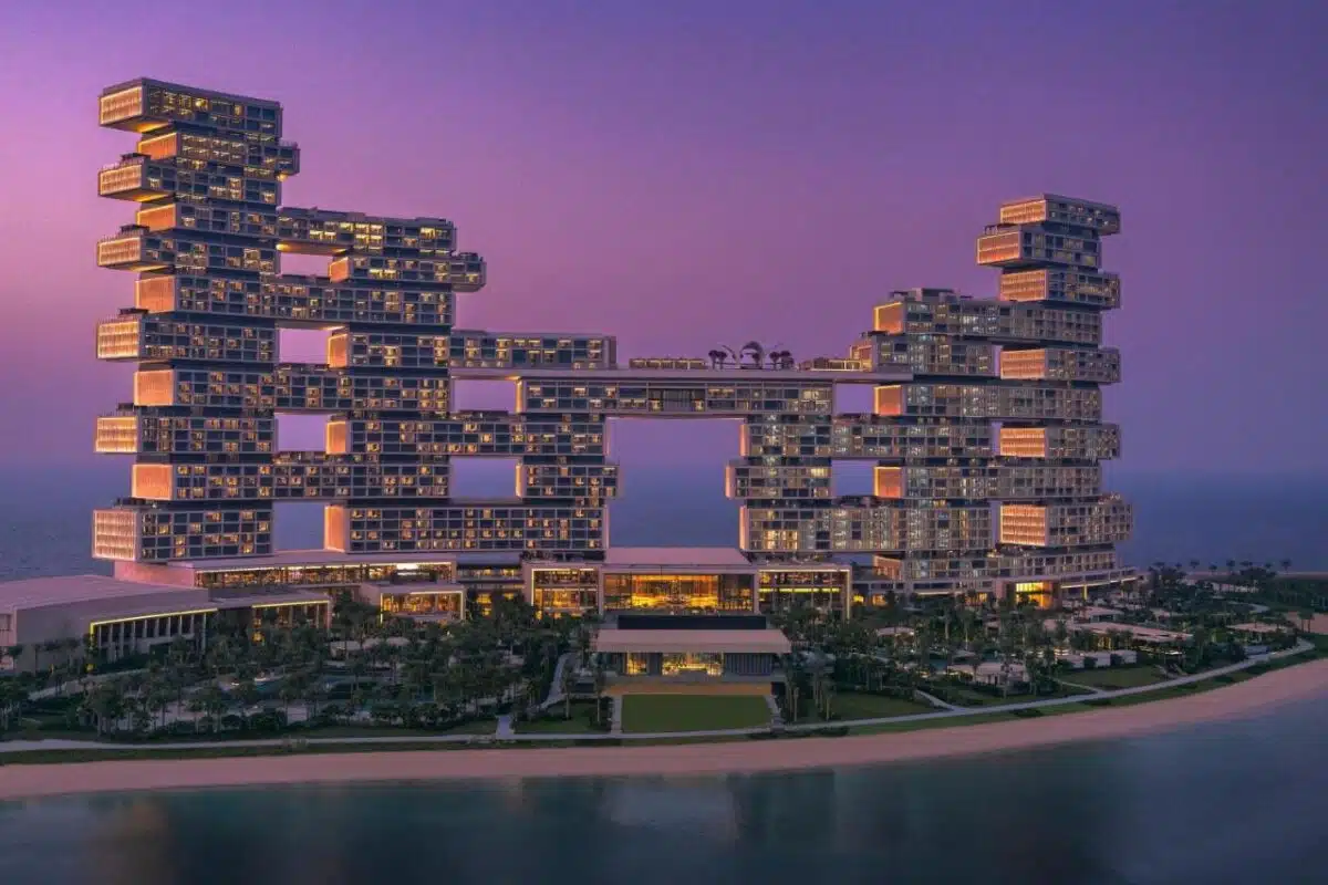 architecture totalement dingue sous forme de cube entreposé en équilibre les uns sur les autres à l'hôtel Atlantis The Royal à Dubaï