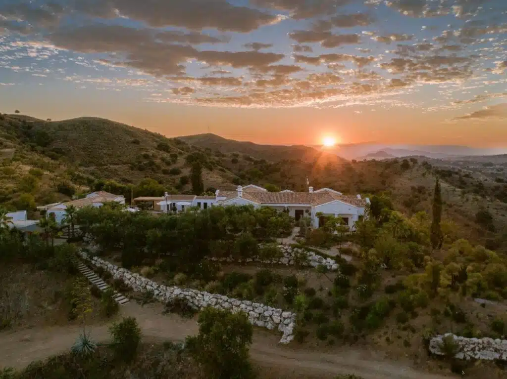 coucher de soleil sur le domaine San roque Suites de Monda