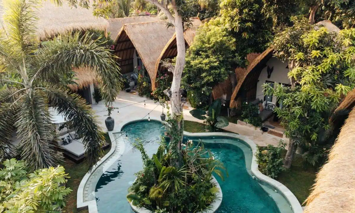 vue aérienne de la piscine et des chambres sous forme de bungalow à l'hôtel Hani Hideway dans les îles Gili en Indonésie