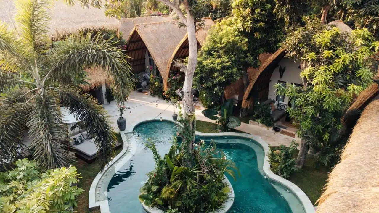 vue aérienne de la piscine et des chambres sous forme de bungalow à l'hôtel Hani Hideway dans les îles Gili en Indonésie