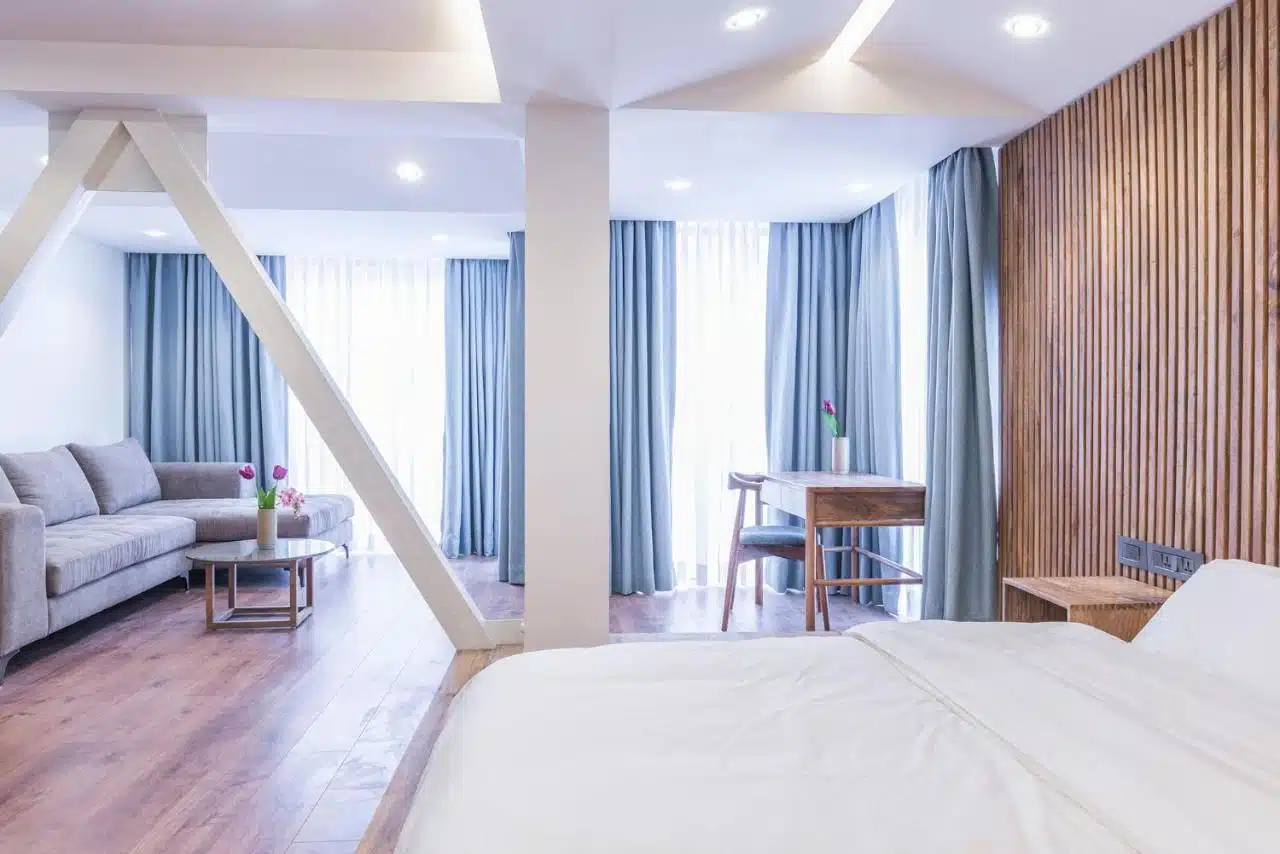 suite spacieuse avec espace chambre, bureau et salon dans un hôtel 4* à Katmandou au Népal