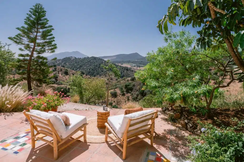 vue panoramique sur les collines de l'Andalousie depuis une terrasse privée d'une suite