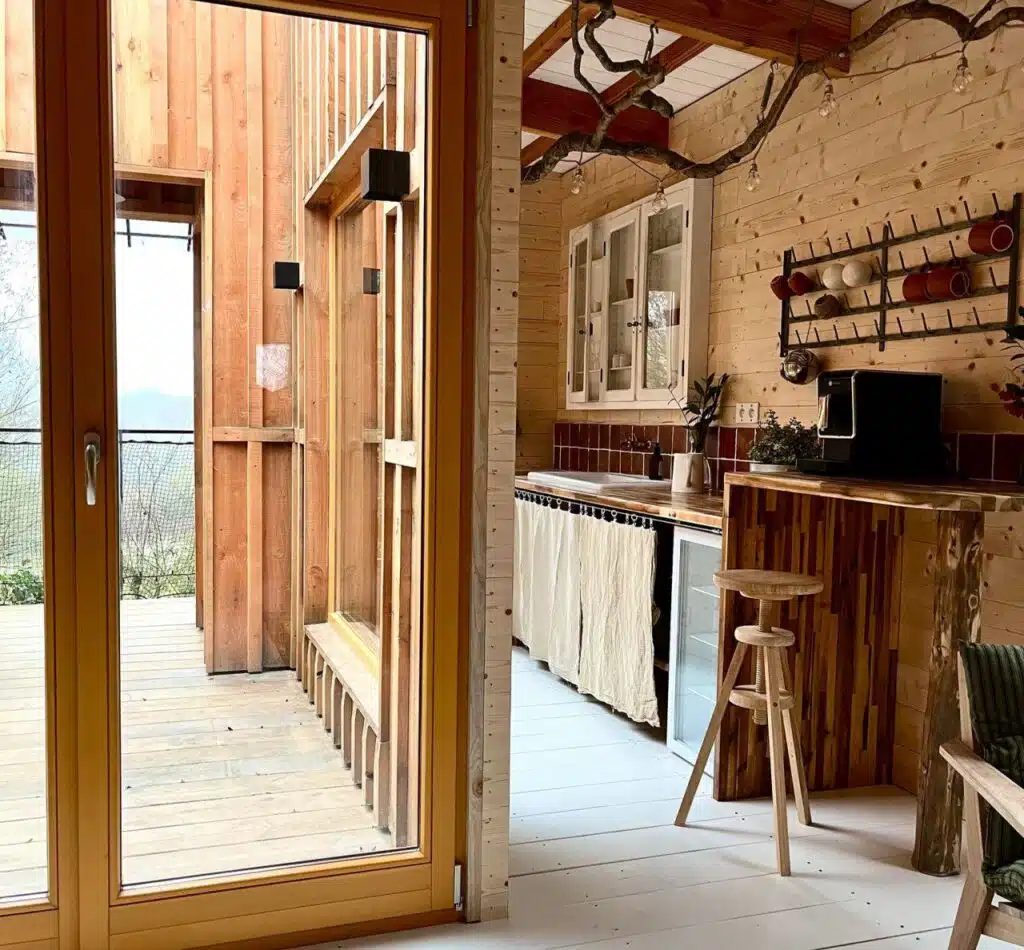 cuisine d'une des cabanes donnant sur une terrasse avec une vue panoramique sur la région de la Champagne