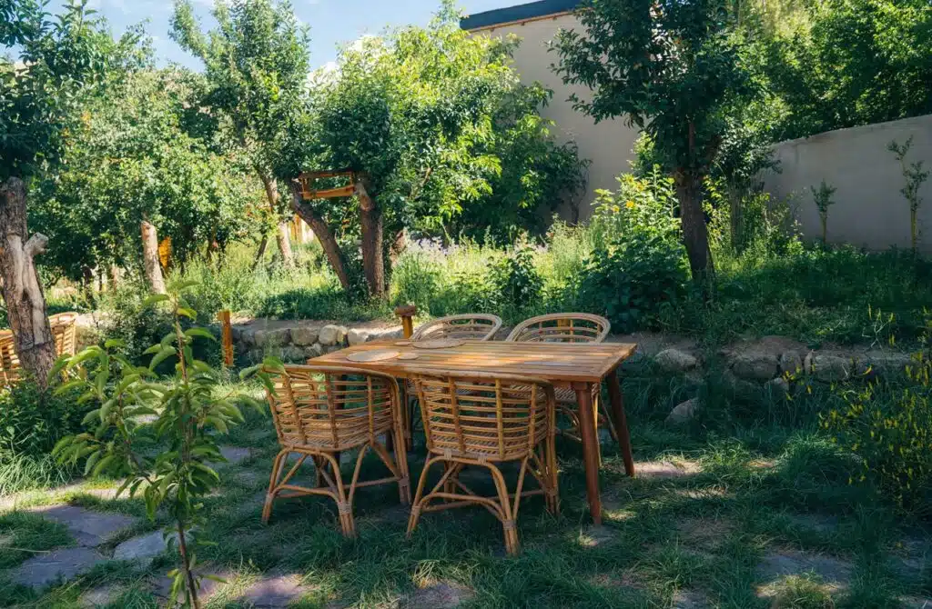 jardin de l'hôtel avec salon extérieur pour se détendre