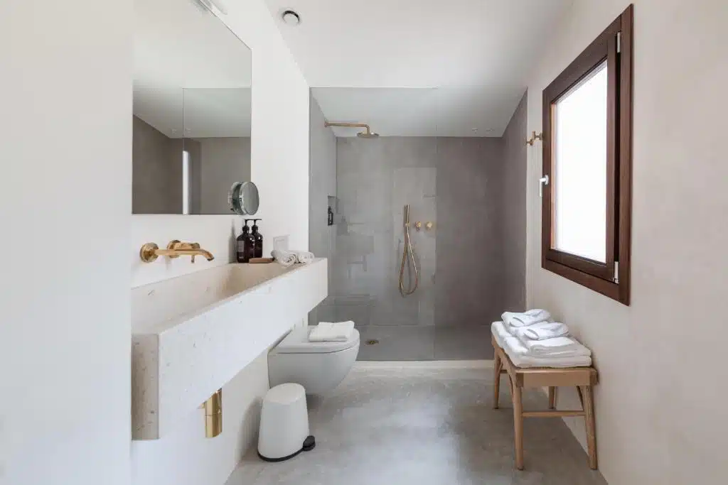 salle de douche moderne dans un esprit naturel et slowliving