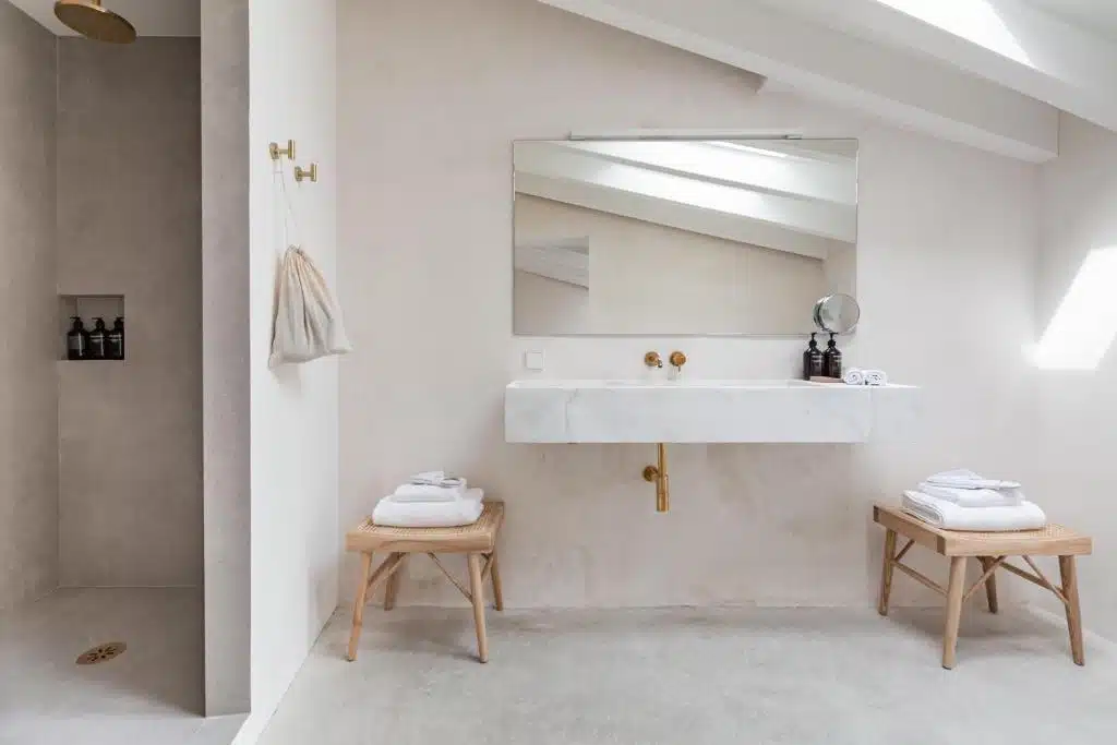 salle de douche moderne et élégante dans une chambre du boutique hôtel Meem Towhnouse