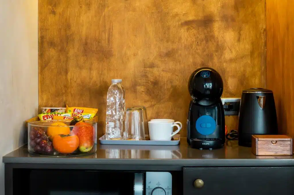 micro-onde, frigo et machine à café dans certaines chambres de l'auberge de jeunesse Tamni