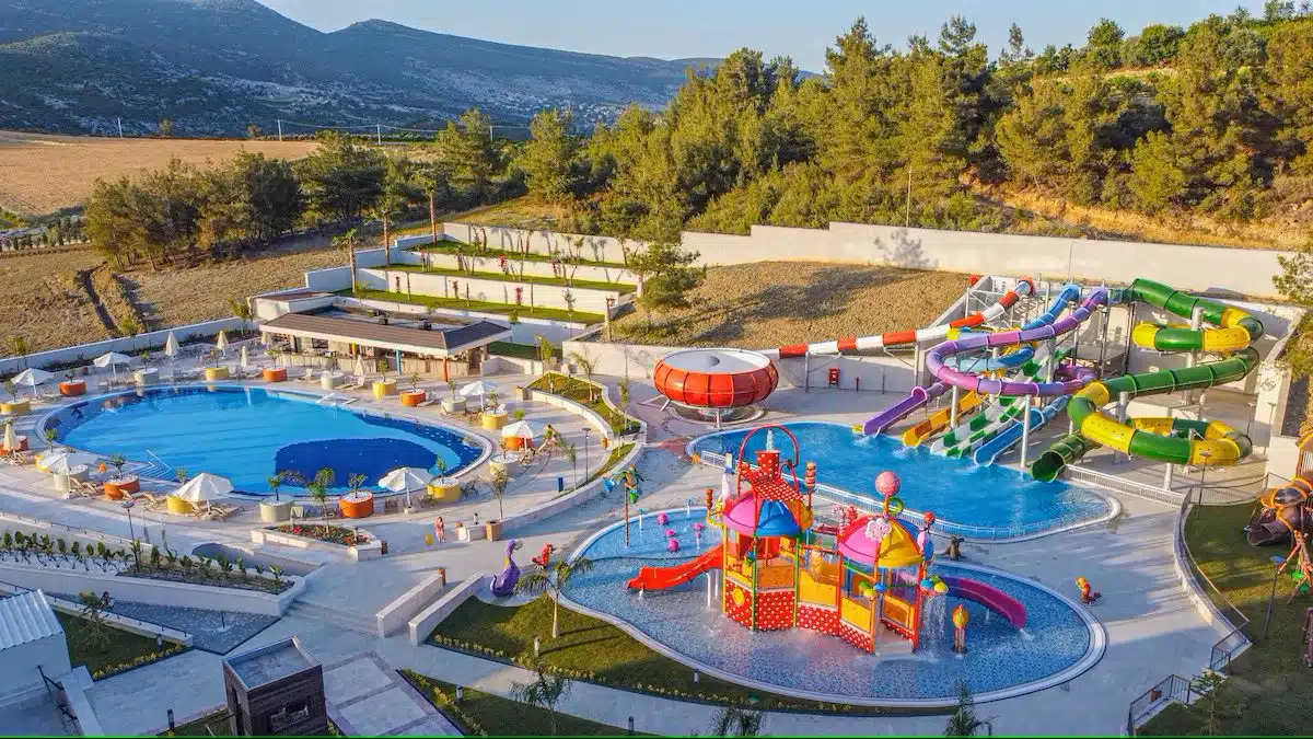 piscine extérieure avec par aquatique pour les enfants dans un hôtel thermal 5* idéal pour un séjour en famille en Turquie