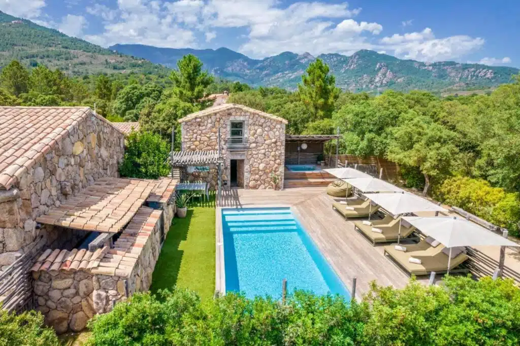 vue aérienne de la piscine du domaine de Casanghjulina avec des suites à louer sur les hauteurs de Porto-Vecchio en Corse