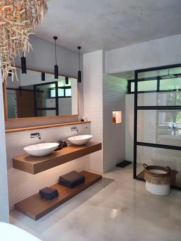 salle de douche moderne et cosy dans une des suites