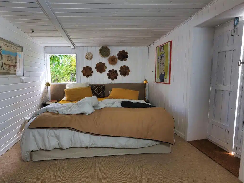 une des deux chambres doubles de L'incroyable maison de Mamie Méchant, une maison de charme à louer dans le sud-est de l'île de La Réunion