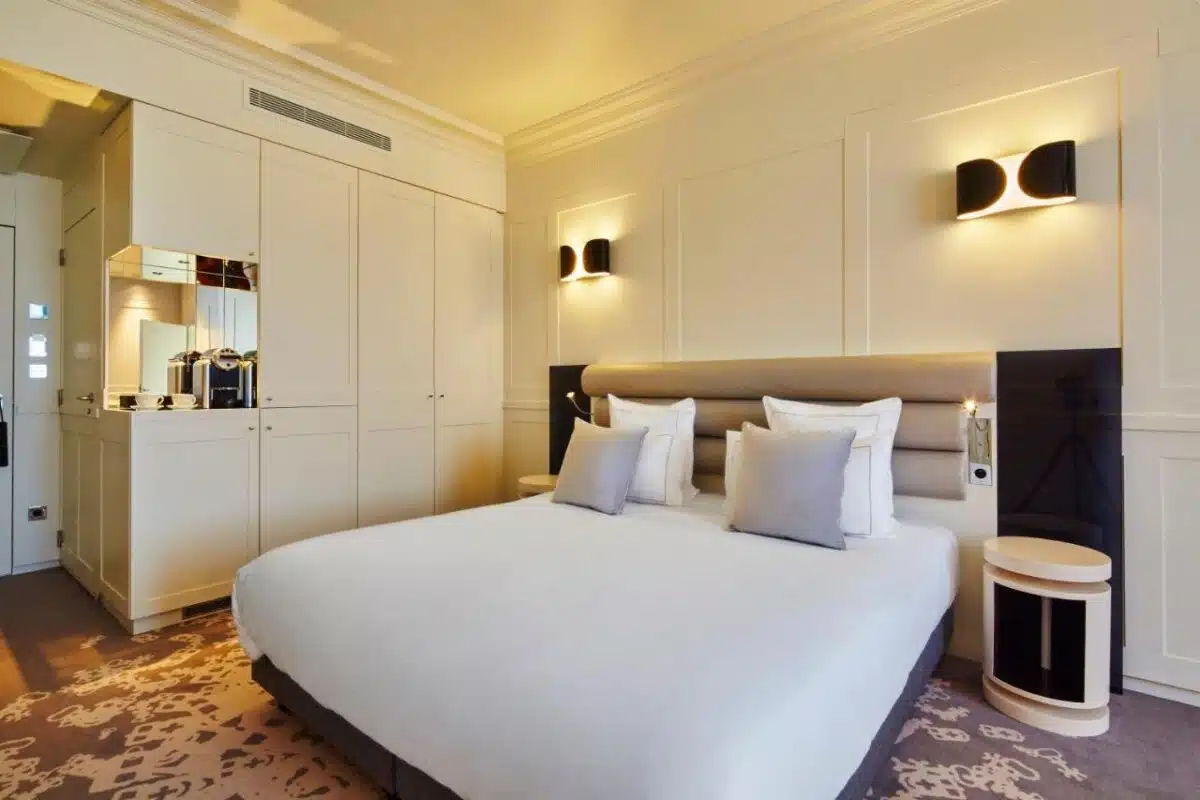 chambre double élégante à l'hôtel La Licorne Hotel et Spa de Troyes