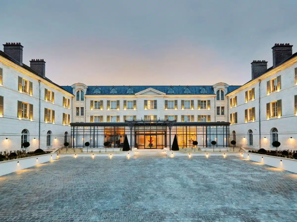 façade avec magnifique cour intérieure à l'hôtel La Licorne Hotel et Spa de Troyes