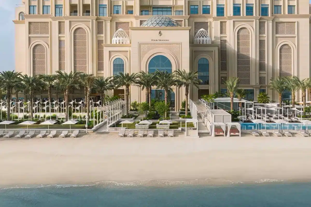 façade de l'hôtel Four Seasons Resort and Residences at The Pearl - Qatar donnant directement sur une plage privée