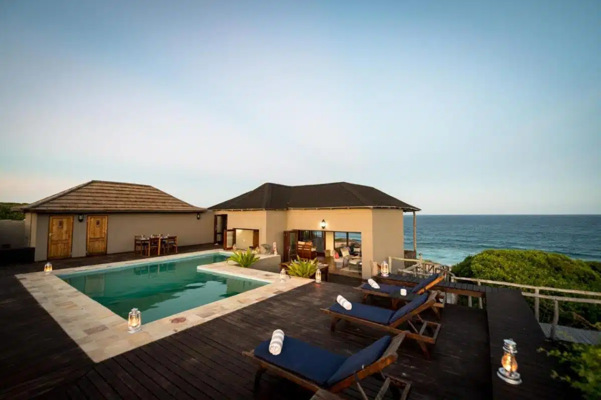 piscine extérieure avec accès au bar depuis la piscine