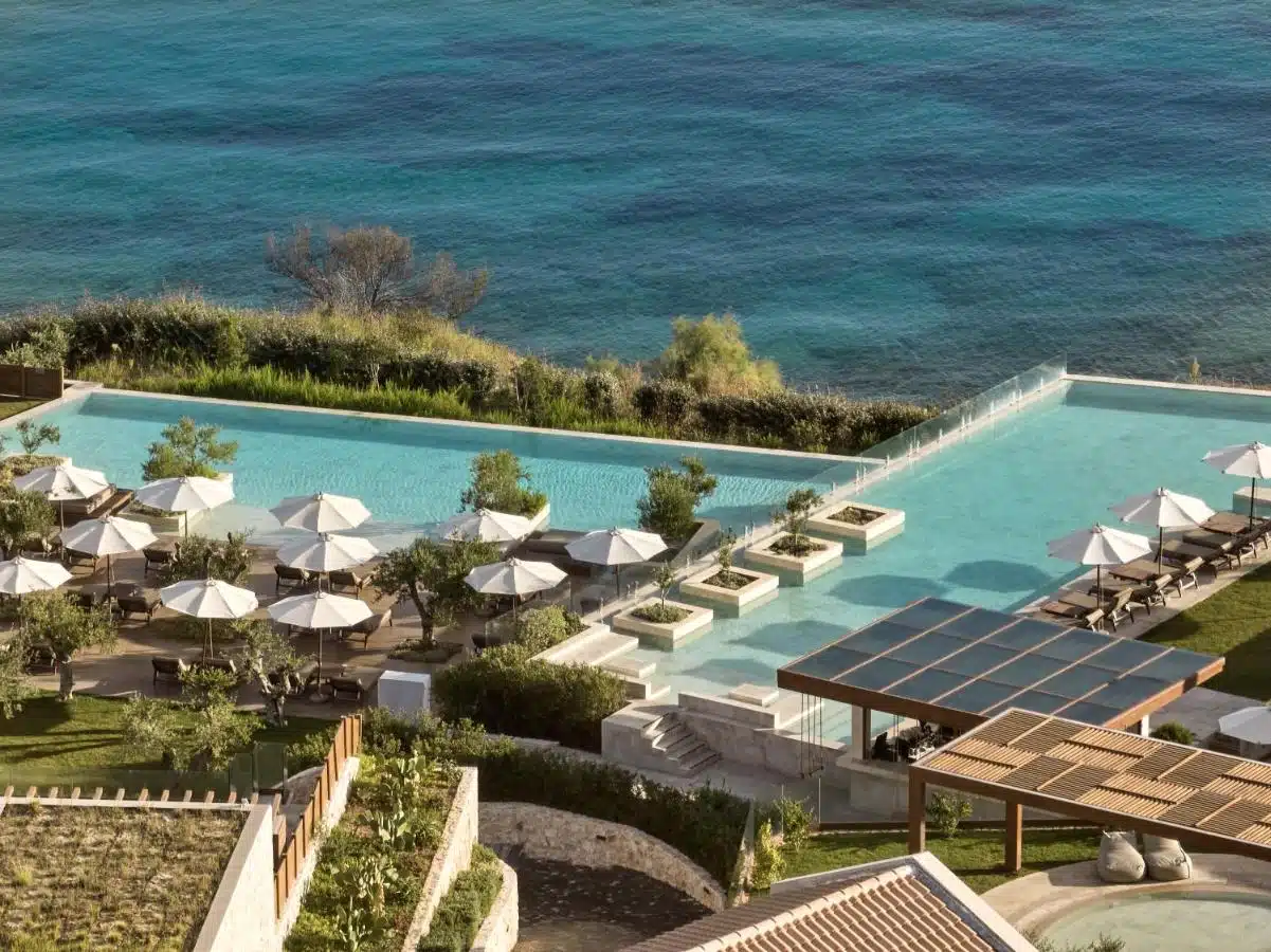 vue aérienne des piscines de l'hôtel 5* Lesante Cape Resort and Villas dans les Iles Grecques Ioniennes