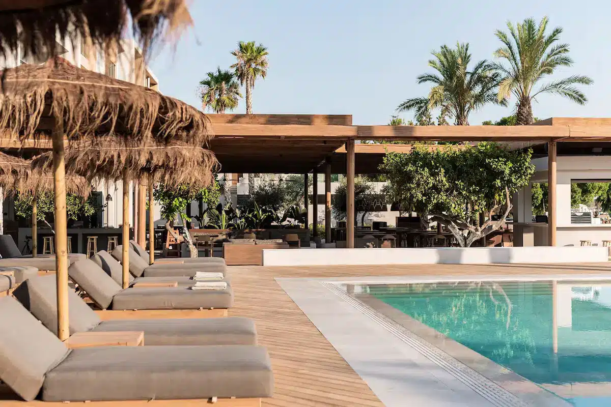 mbiance vacances avec la piscine extérieure et le restaurant de l'hôtel Lindos Aqua Terra, une pépite où dormir sur l'île de Rhodes