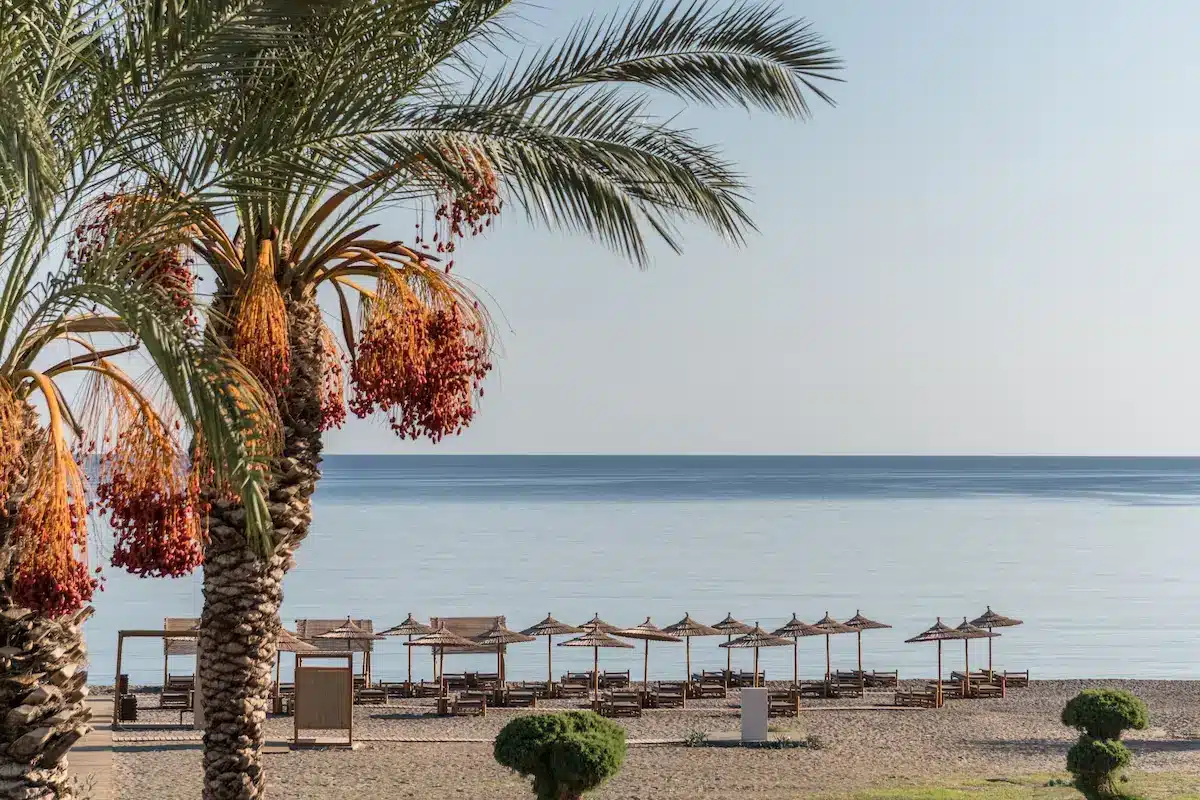 plage privée de l'hôtel Lindos Aqua Terra à Rhodes