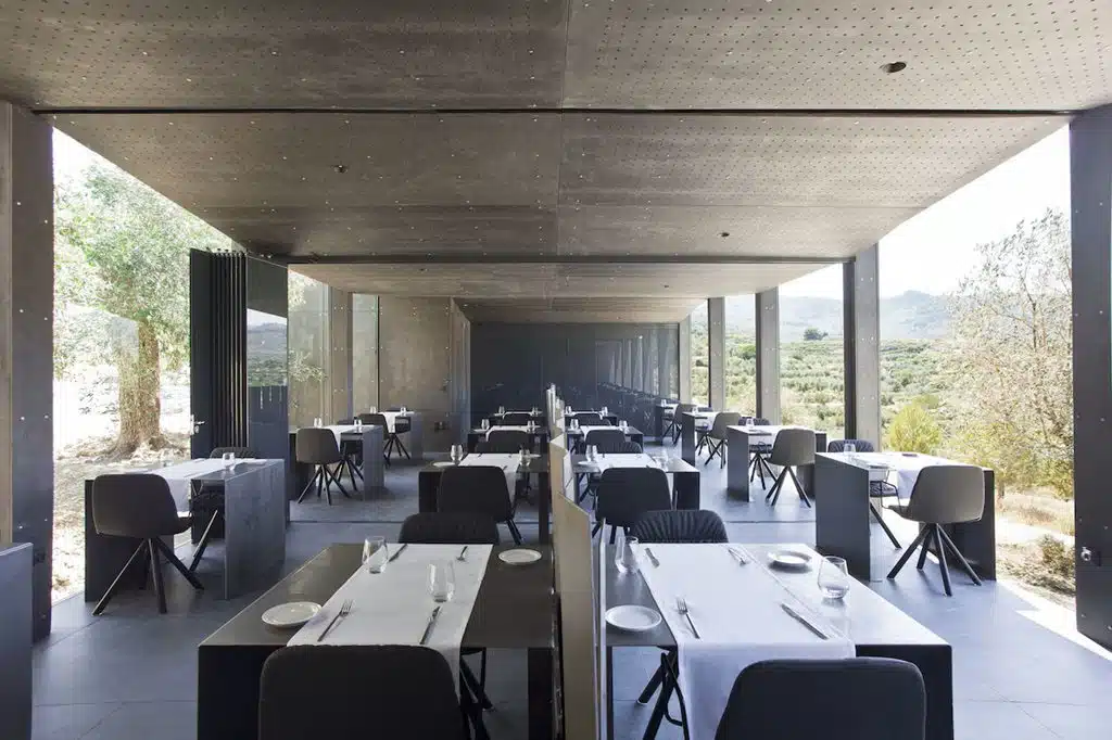 salle intérieure du restaurant de l'hôtel Vivood Landscape avec vue panoramique sur la végétation des deux côtés du restaurant